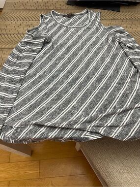 Women’s Fever Striped Cold-Shoulder Knit Top in Gray & White Size Medium